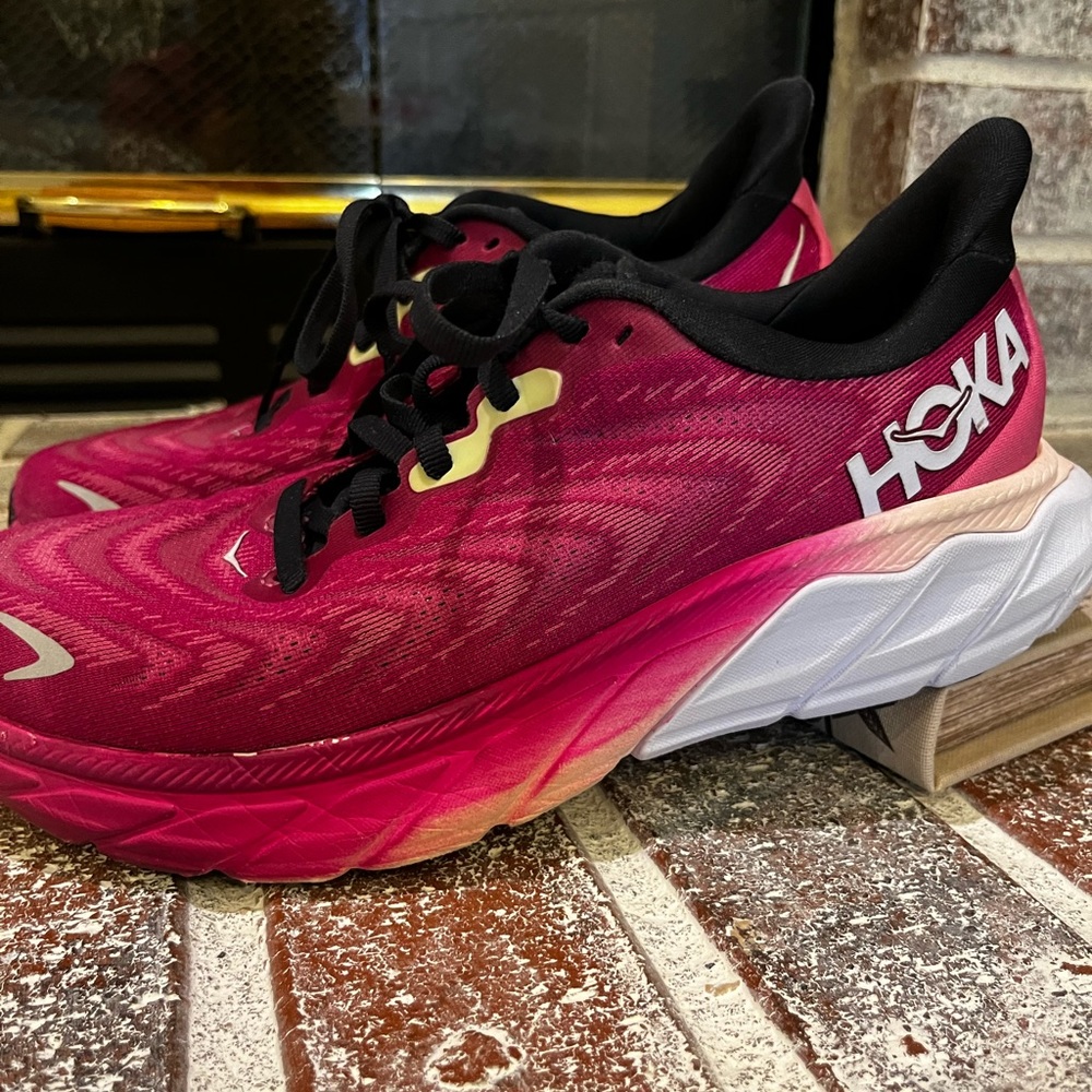 Hoka women’s Arahi 6 running shoe size 6.5